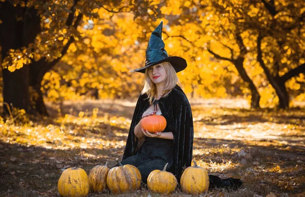Mystická Scéna Čarodějnicí Černém Klobouku Šaty Plášť Styl Pro Halloween — Stock fotografie