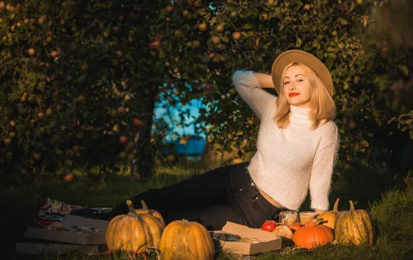 秋の雰囲気のコンセプト 良い気分で秋の庭でスタイリッシュなブロンドの女性 女性ですかなりアクセサリーとカジュアルスタイル上の性質 — ストック写真