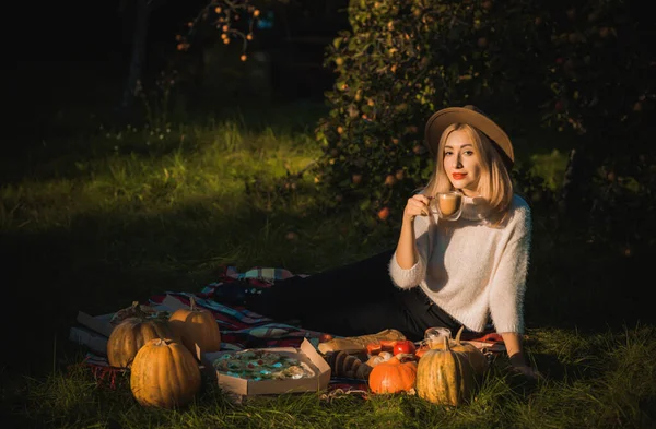 Autumn Vibe Concept Stylish Blonde Woman Autumn Garden Good Mood — Stock Photo, Image
