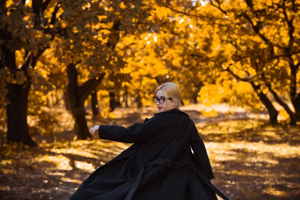 Concepto Ambiente Otoñal Mujer Rubia Con Estilo Jardín Otoño Con — Foto de Stock