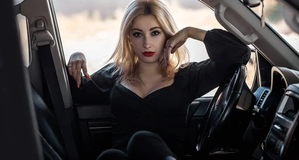 Hermosa Mujer Rubia Coche Estilo Lujo Concepto Dama Ambiente Automóvil — Foto de Stock