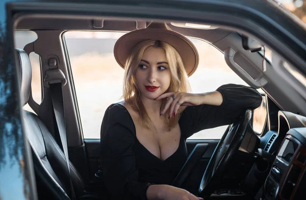 Nádherná Blondýnka Autě Luxusní Styl Koncept Dáma Automobilové Vibrace — Stock fotografie