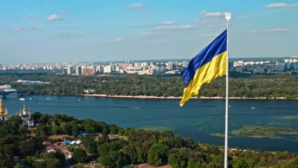 ウクライナ国旗がキエフのドニプロ川に手を振っている — ストック動画