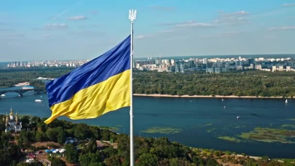 Ukrainische Nationalflagge Weht Über Dem Dnipro Fluss Kiew — Stockvideo