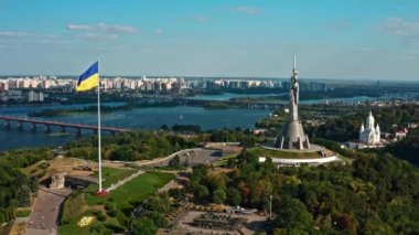 Dnipro Nehri ve Kyiv şehri üzerinde dalgalanan dev Ukrayna Bayrağı. Anavatan Anıtı 'nın hava aracı görüntüleri (Batkivschina Maty).