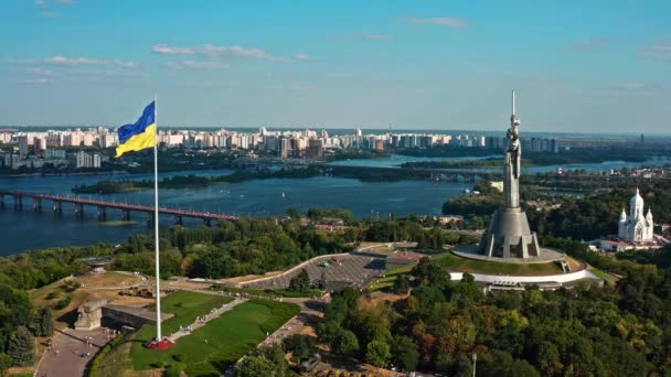 Bandeira Ucraniana Gigante Acenando Sobre Rio Dnipro Cidade Kiev Imagens — Vídeo de Stock