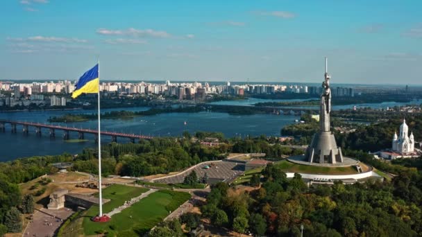 Bendera Ukraina Melambaikan Tangan Atas Sungai Dnipro Dan Kota Kyiv — Stok Video