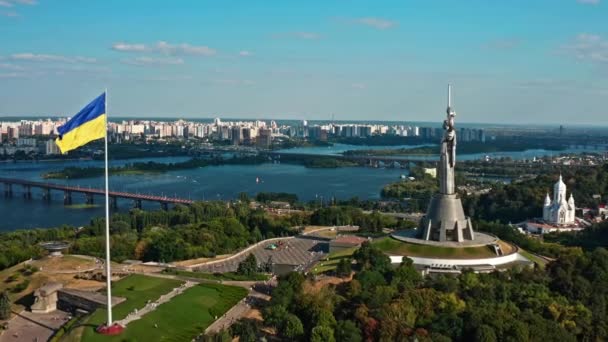 Giant Oekraïense Vlag Zwaaien Rivier Dnipro Kiev Stad Luchtfoto Drone — Stockvideo