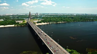 Köprü trafiğinin hava görüntüsü. Dnipro Nehri üzerindeki köprü.