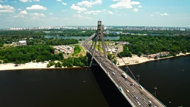 Vista Aérea Del Tráfico Del Puente Puente Sobre Río Dnipro — Vídeos de Stock