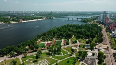 İkamet alanı ve Dnipro Nehri üzerindeki hava aracı görüntüsü. Ukrayna, Kyiv 'deki banliyö eğlence bölgesi.
