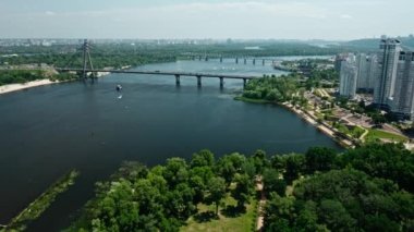 İkamet alanı ve Dnipro Nehri üzerindeki hava aracı görüntüsü. Ukrayna, Kyiv 'deki banliyö eğlence bölgesi.