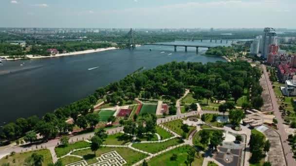 住宅街とドニプロ川の空中ドローンビュー キエフ ウクライナの郊外レクリエーションゾーン — ストック動画
