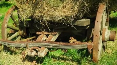 Samanlı eski bir araba..