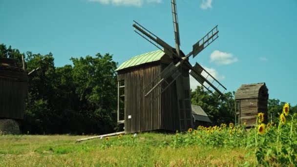 Holzwindmühle Traditionellem Ukrainischen Dorf — Stockvideo