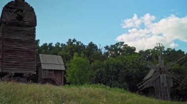 Ukrayna geleneksel köyünde ahşap yel değirmeni.