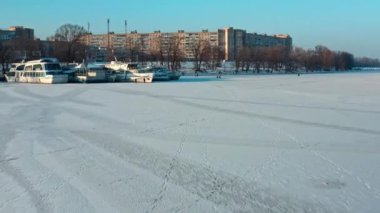 Donmuş Dnipro nehri kışın. Kyiv. Ukrayna