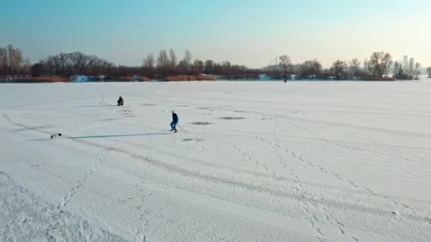 Hombre Está Esquiando Junto Río Congelado — Vídeos de Stock