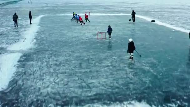 Niños Jugando Hockey Sobre Hielo Congelado Del Río — Vídeos de Stock