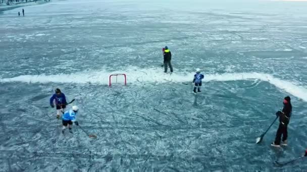 Niños Jugando Hockey Sobre Hielo Congelado Del Río — Vídeos de Stock