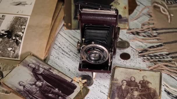 Vintage Film Camera Familie Album Witte Houten Achtergrond Onder Oude — Stockvideo