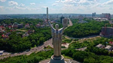 Anavatan Anıtı 'nın hava aracı görüntüleri (Batkivschina Maty). 