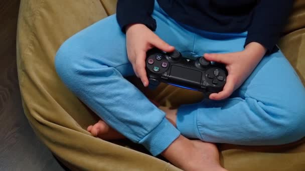 Menina Joga Playstation Com Controlador Dualshock — Vídeo de Stock