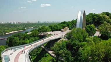 Modern yaya köprüsünde hava manzarası 