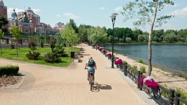 Halka Açık Parkta Bisiklet Yolunda Bisiklet Süren Bir Bisikletçi Hava — Stok video