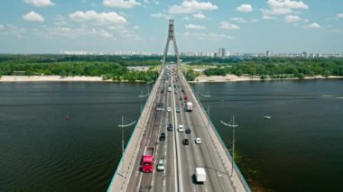 Pivnichniy Köprüsü. Köprü trafiğinin hava görüntüsü. Dnipro Nehri üzerindeki köprü.