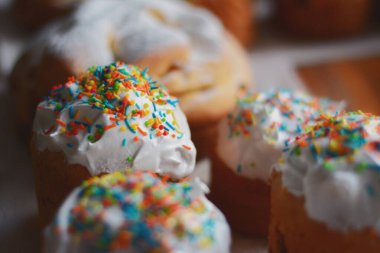 Beyaz kapaklı taze pişmiş Paskalya pastası farklı renklerde dekore edilmiştir. Paskalya yemeği. Ev yapımı yemek..