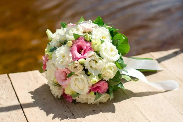 Bukiet Weselny Różowych Białych Kwiatów Drewnianym Moście Tle Rzeki — Zdjęcie stockowe