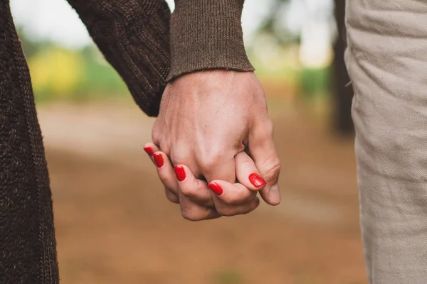 Händchenhalten Ein Mädchen Braunen Strickkleid Mit Roter Maniküre Und Ein — Stockfoto