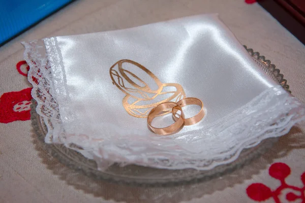 Dos Anillos Oro Una Servilleta Blanca Ceremonia Boda — Foto de Stock