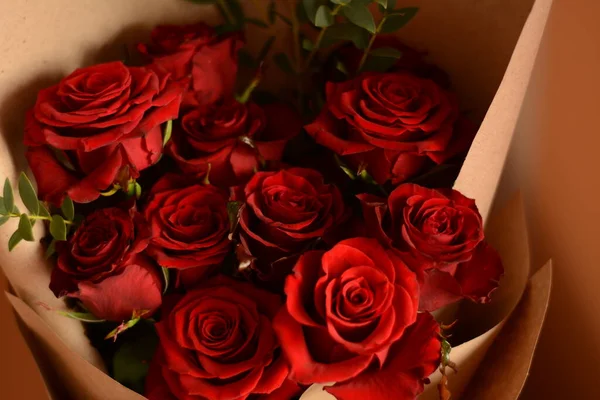 Букет Пишних Красивих Свіжих Червоних Троянд Крафт Папері — стокове фото