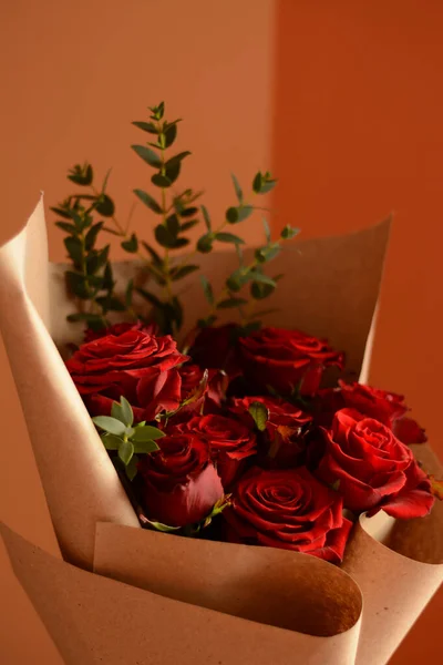 Букет Пишних Красивих Свіжих Червоних Троянд Крафт Папері Сонці Помаранчевому — стокове фото