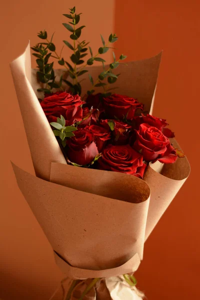Оранжевому Тлі Букет Буйних Червоних Троянд Крафтному Папері Подарунок Свято — стокове фото