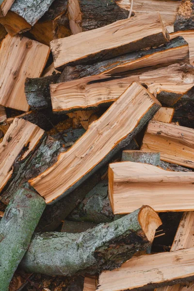 Dřevo Podpal Sobě Nahodile Naskládáno Hromada Dřevěných Klád Připravených Zimu — Stock fotografie