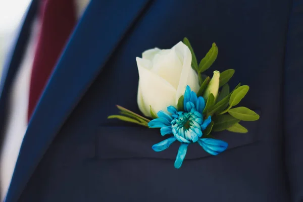 Hermoso Boutonniere Novio Fresco Una Rosa Blanca Flor Crisantemo Azul —  Fotos de Stock