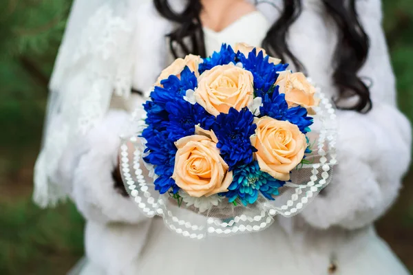 Brautstrauß Aus Gelben Rosen Und Blauen Chrysanthemen Den Händen Der — Stockfoto