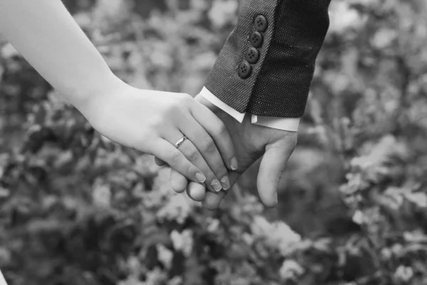 Pár Zamilovaných Drží Zblízka Ruce Černobílá Fotografie — Stock fotografie