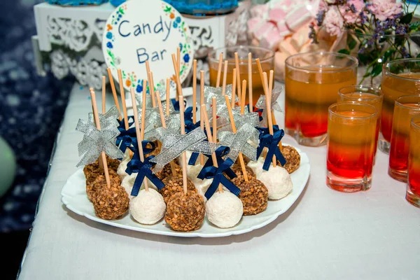 Snoepreep Desserts Voor Kinderverjaardagsfeestje Lekkere Cake Pops Stokjes Roze Marshmallows — Stockfoto