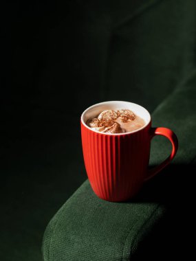 Geleneksel Noel renklerinde marşmelov ve tarçınlı kakao fincanı.