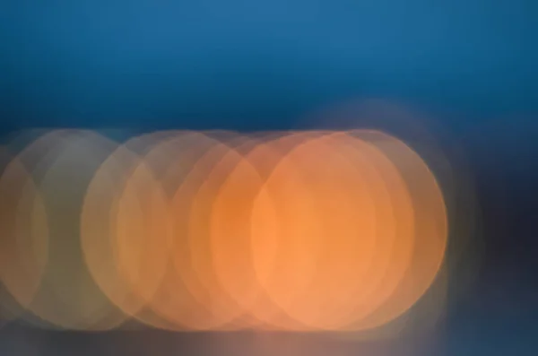 淡淡的深蓝色背景 模糊的橙色圆圈水平排列在一起 — 图库照片