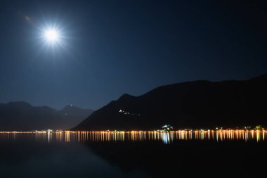Geceleri dağlarda sis olur. Bulanık bir sahil şeridi kayalıklara ışık saçıyor. Ay ışığı patlayan bir yıldız gibidir.