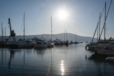 Rıhtımda gün batımı güneşi. Sakinlik. Gemiler demirli.