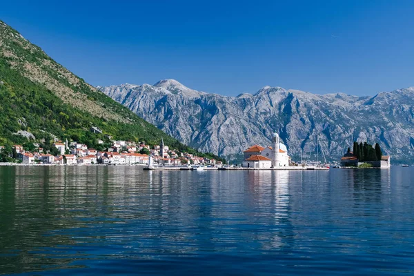 Vista Fria Calma Kotor Montenegro Partir Água Contra Pano Fundo — Fotografia de Stock