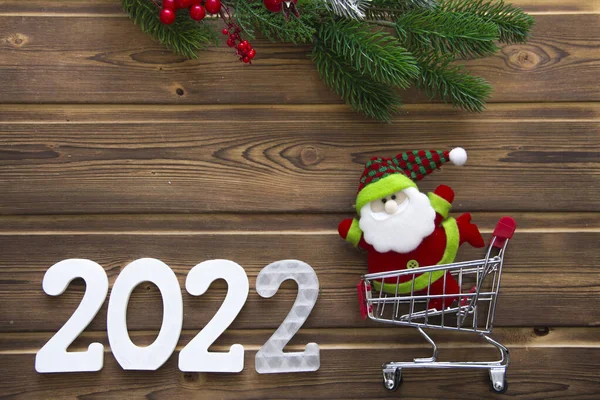 Mutlu yıllar 2022. Tahta Noel ya da yeni yıl süslemeleri. Beyaz numaraları 2022 olan Noel arkaplanı