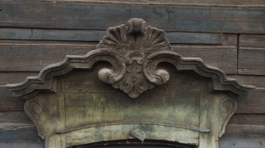 Sibirya 'nın ahşap mimarisi, ahşap oymalı mimarları olan eski pencereler. Ahşap pencerelerde eski kabuk soyma boyası