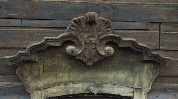 Sibirya 'nın ahşap mimarisi, ahşap oymalı mimarları olan eski pencereler. Ahşap pencerelerde eski kabuk soyma boyası